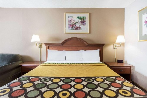 Super 8 by Wyndham Greensboro - image 9