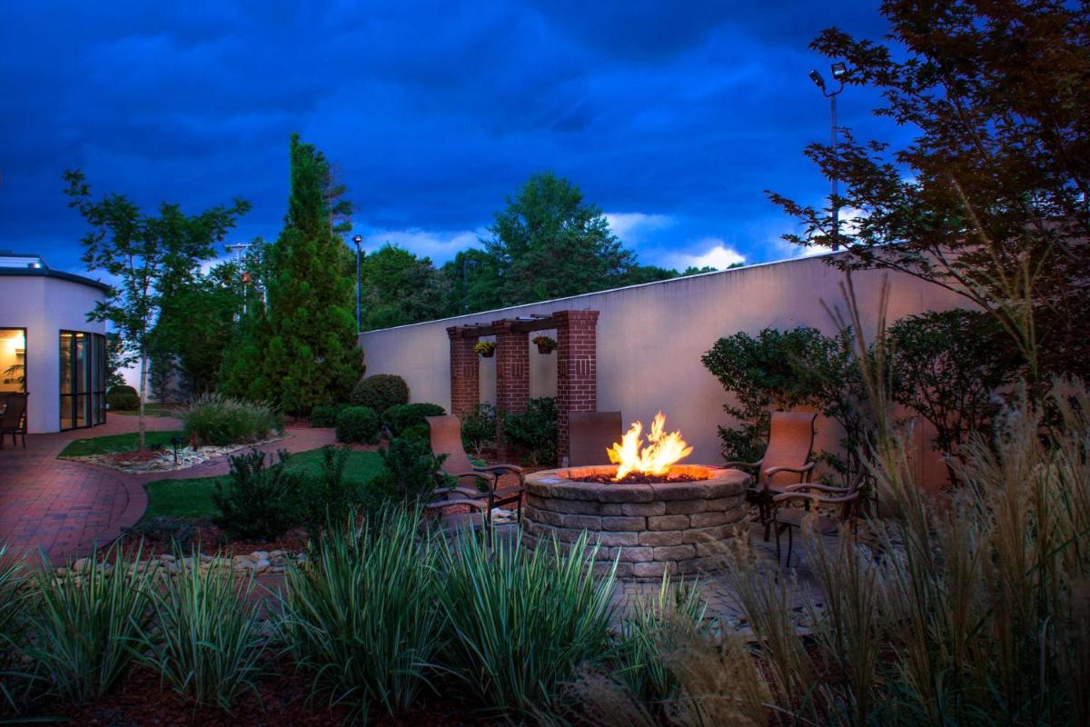 Courtyard Greensboro Airport - image 3