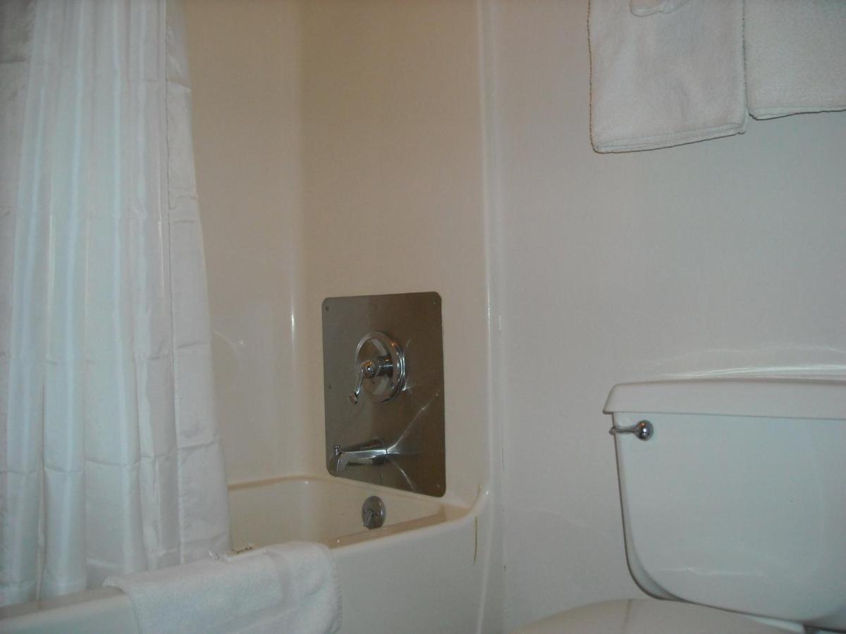 Red Carpet Inn Greensboro - image 2