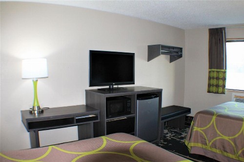 Super 8 by Wyndham Greensboro/Coliseum/Conv. - image 10