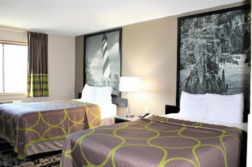 Super 8 by Wyndham Greensboro/Coliseum/Conv. - image 2