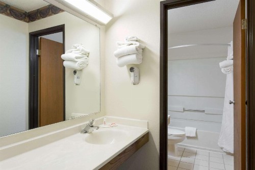 Super 8 by Wyndham Greensboro/Coliseum/Conv. - image 6