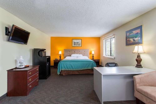 Super 8 by Wyndham Greensboro/Coliseum/Conv. - image 8