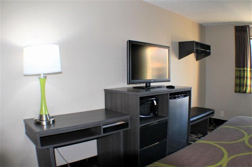 Super 8 by Wyndham Greensboro/Coliseum/Conv. - image 9