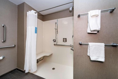 Hampton Inn & Suites Greensboro/Coliseum Area - image 10