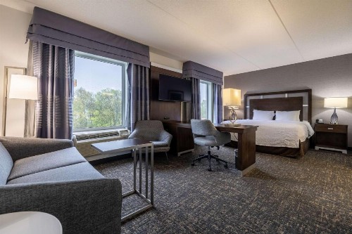 Hampton Inn & Suites Greensboro/Coliseum Area - image 12