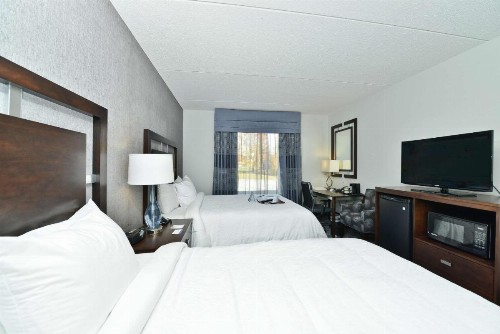 Hampton Inn & Suites Greensboro/Coliseum Area - image 15
