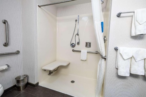 Hampton Inn & Suites Greensboro/Coliseum Area - image 17