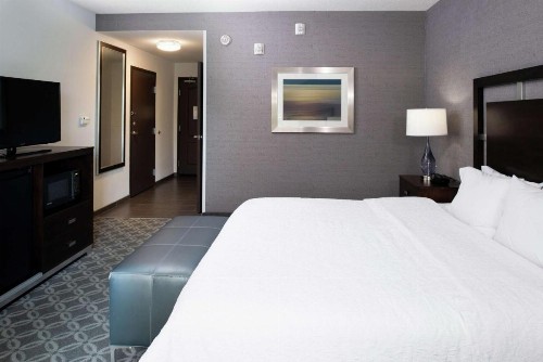 Hampton Inn & Suites Greensboro/Coliseum Area - image 18