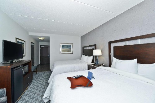 Hampton Inn & Suites Greensboro/Coliseum Area - image 2