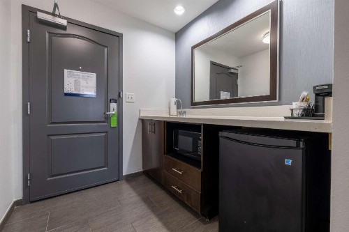 Hampton Inn & Suites Greensboro/Coliseum Area - image 21