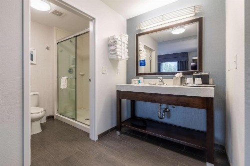 Hampton Inn & Suites Greensboro/Coliseum Area - image 22
