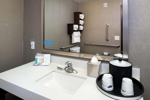 Hampton Inn & Suites Greensboro/Coliseum Area - image 25