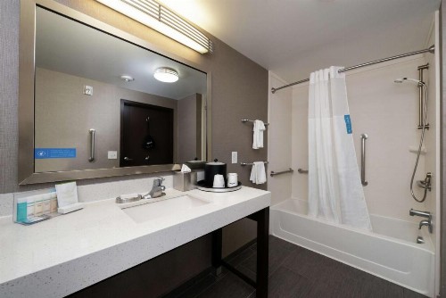Hampton Inn & Suites Greensboro/Coliseum Area - image 26
