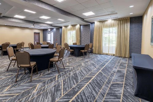 Hampton Inn & Suites Greensboro/Coliseum Area - image 29