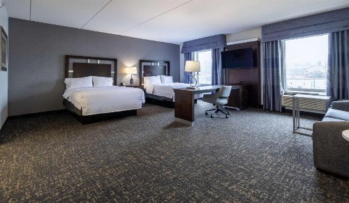 Hampton Inn & Suites Greensboro/Coliseum Area - image 3