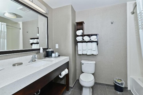 Hampton Inn & Suites Greensboro/Coliseum Area - image 30