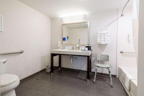Hampton Inn & Suites Greensboro/Coliseum Area - image 34