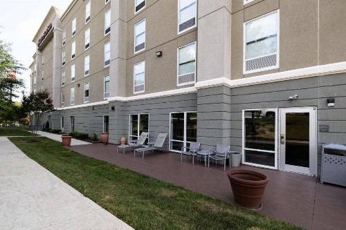 Hampton Inn & Suites Greensboro/Coliseum Area - image 35