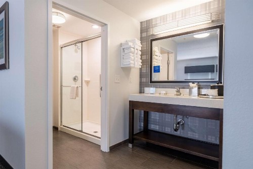 Hampton Inn & Suites Greensboro/Coliseum Area - image 36
