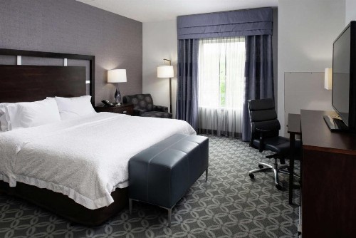 Hampton Inn & Suites Greensboro/Coliseum Area - image 4