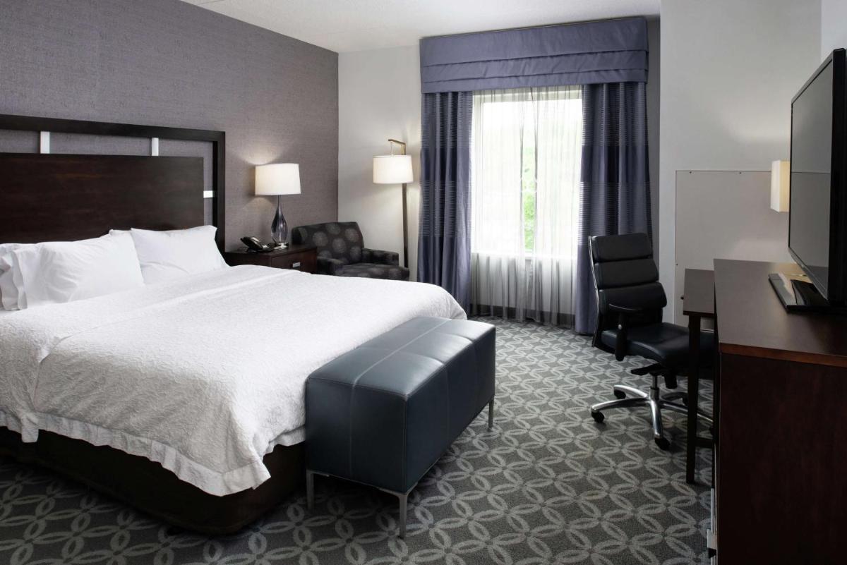 Hampton Inn & Suites Greensboro/Coliseum Area - image 4