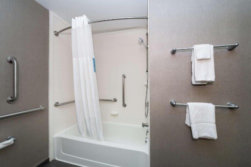 Hampton Inn & Suites Greensboro/Coliseum Area - image 40