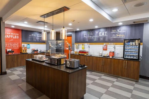 Hampton Inn & Suites Greensboro/Coliseum Area - image 5