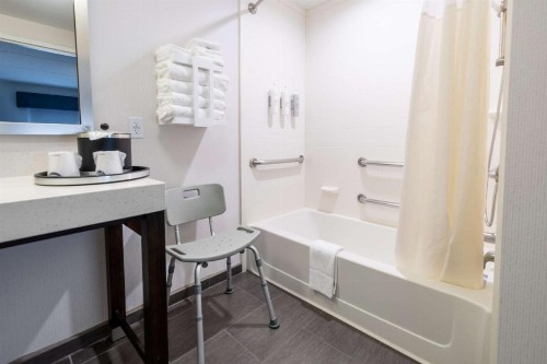 Hampton Inn & Suites Greensboro/Coliseum Area - image 7