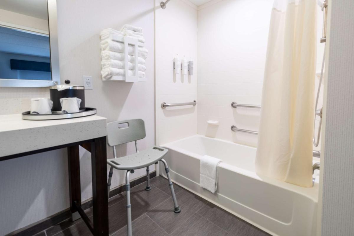 Hampton Inn & Suites Greensboro/Coliseum Area - image 7
