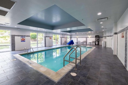 Hampton Inn & Suites Greensboro/Coliseum Area - image 8