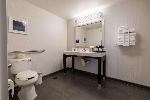 Hampton Inn & Suites Greensboro/Coliseum Area - image 9