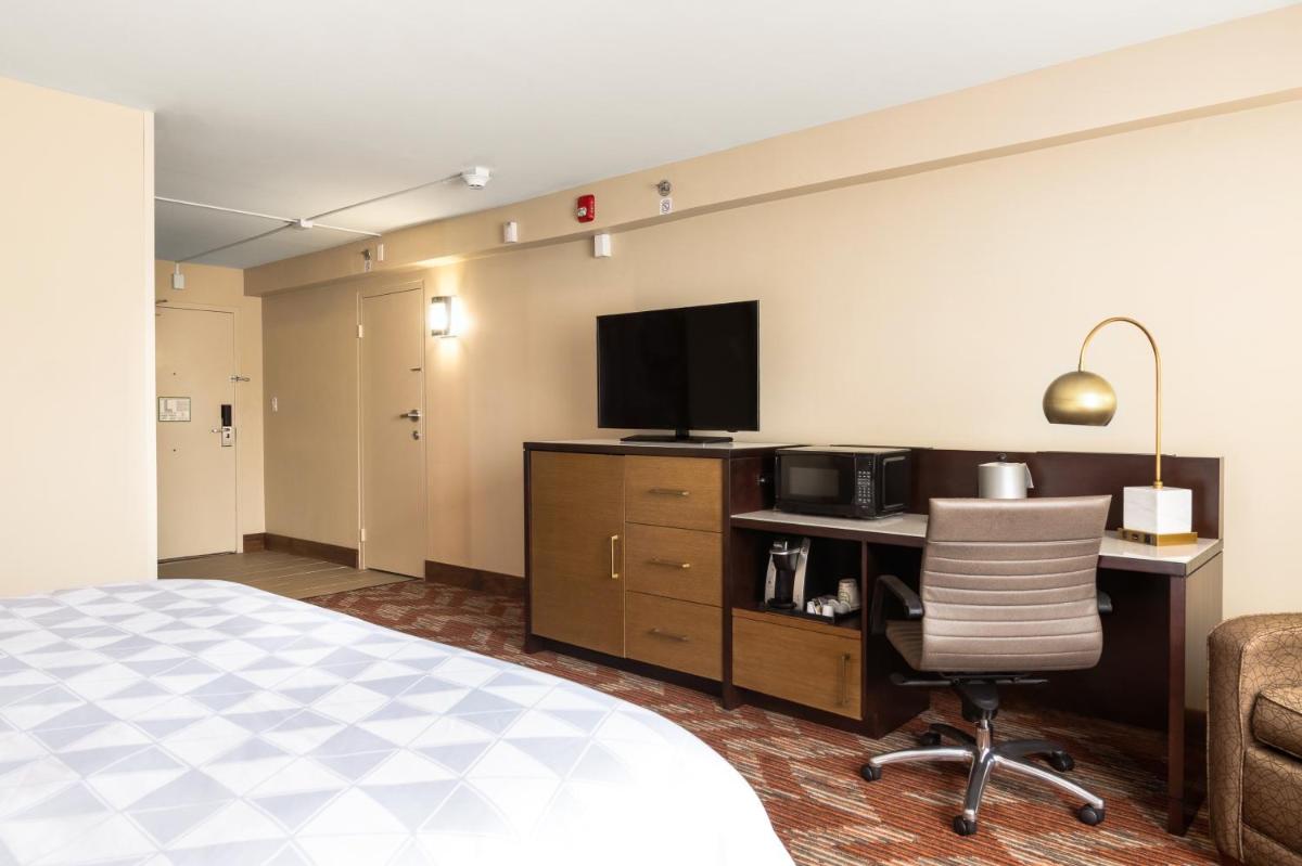 Holiday Inn Greensboro Airport an IHG Hotel - image 5