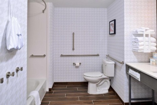 Hampton Inn & Suites Greensboro Downtown Nc - image 7