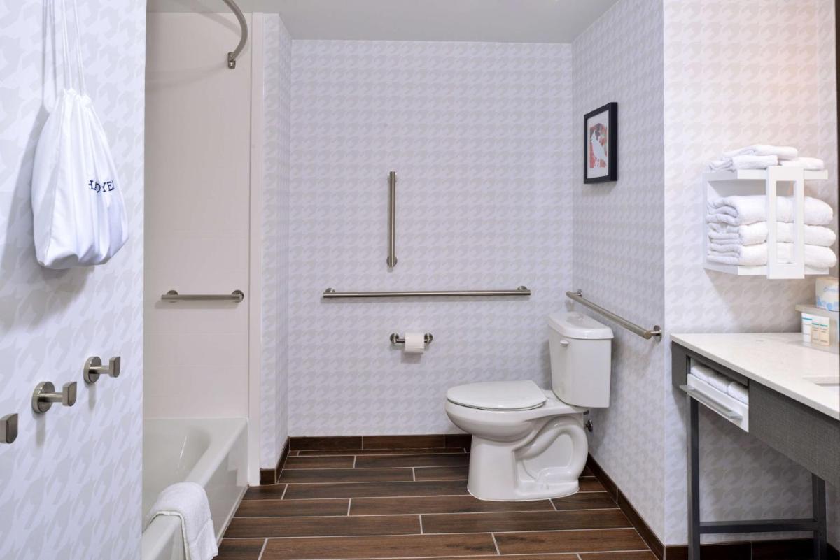 Hampton Inn & Suites Greensboro Downtown Nc - image 7