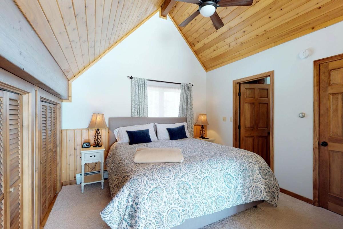 Lakeside Chalet - image 7
