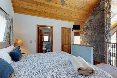 Lakeside Chalet - image 8