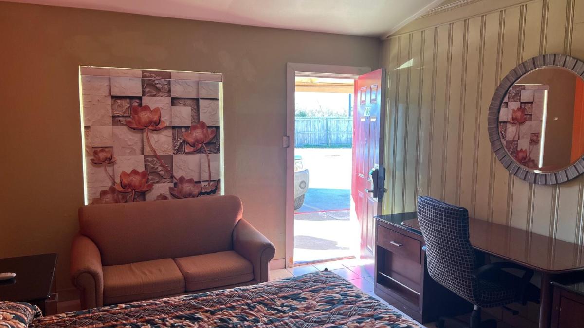 Budget Inn Greenville - image 4