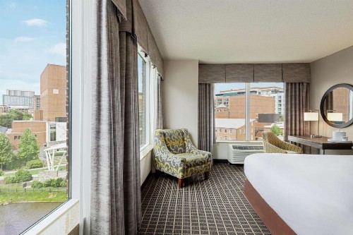 Hampton Inn & Suites Greenville-Downtown-Riverplace - image 25