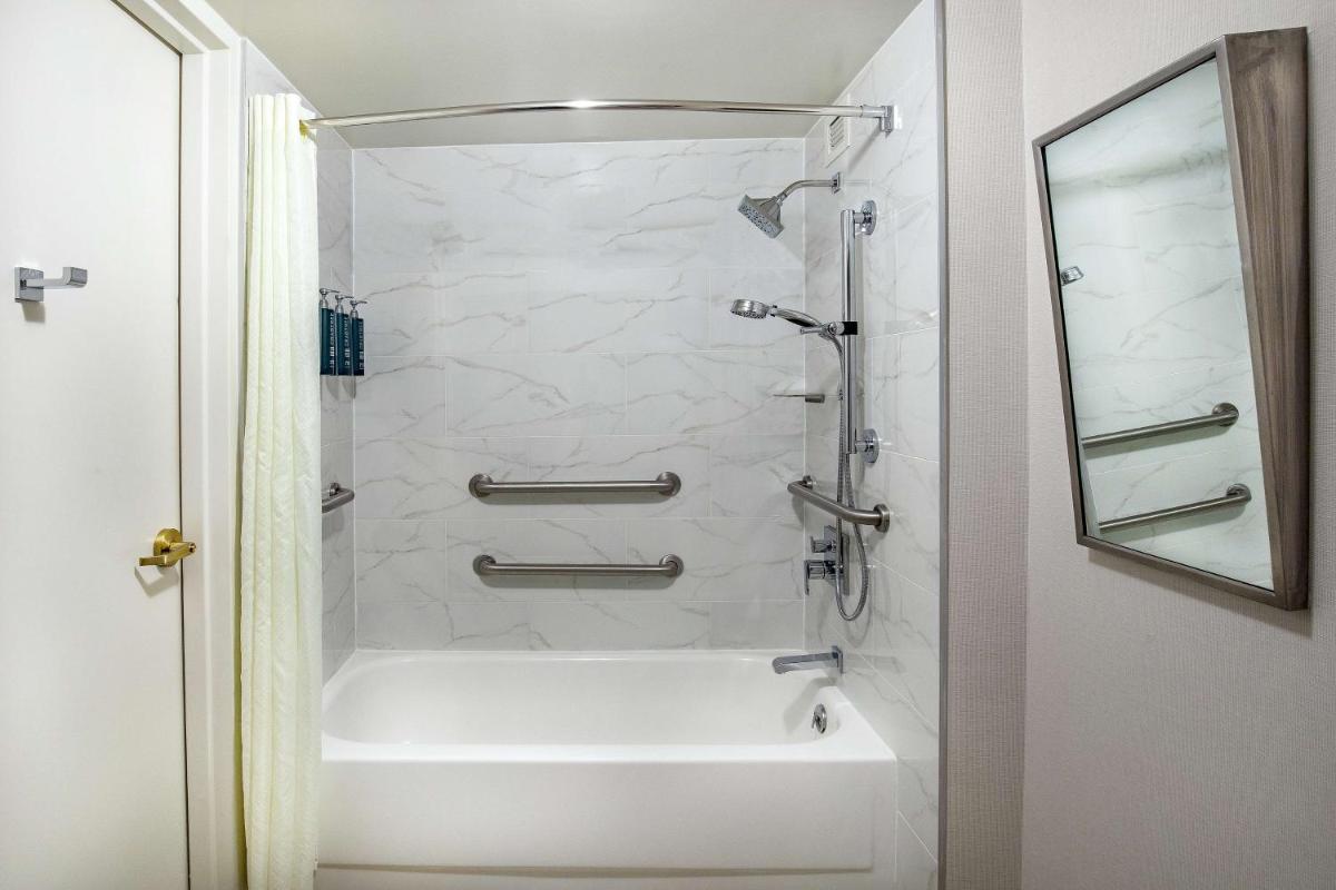 Hilton Greenville - image 3