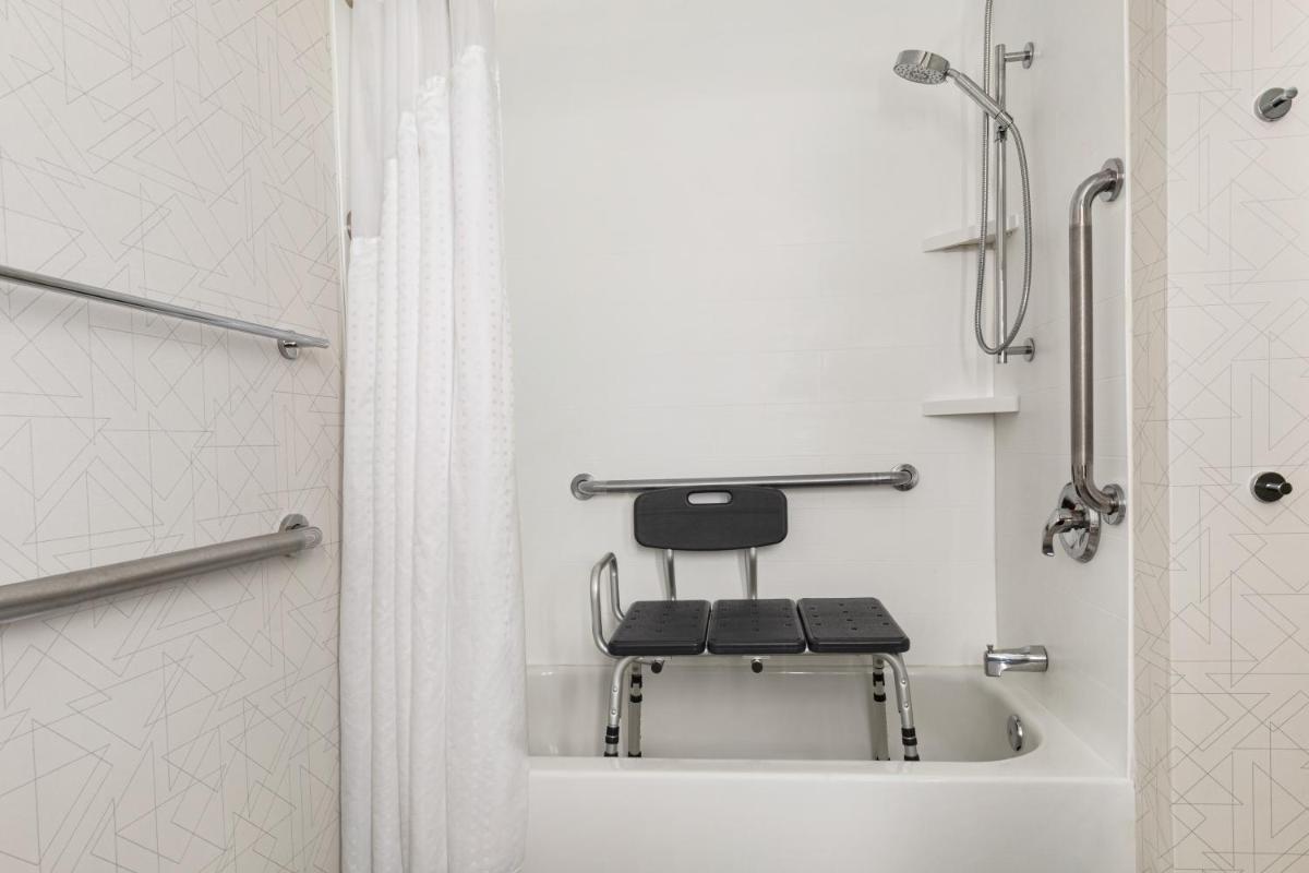 Holiday Inn Express Hotel & Suites Greenville-Downtown an IHG Hotel - image 3