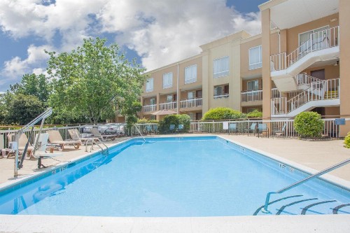 Days Inn by Wyndham Greenville - image 10