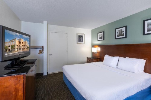 Days Inn by Wyndham Greenville - image 11