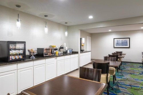 Days Inn by Wyndham Greenville - image 16