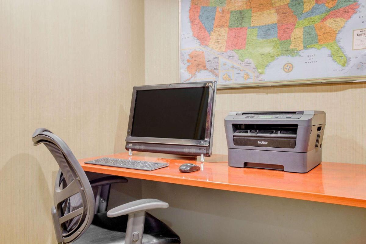 Days Inn by Wyndham Greenville - image 2