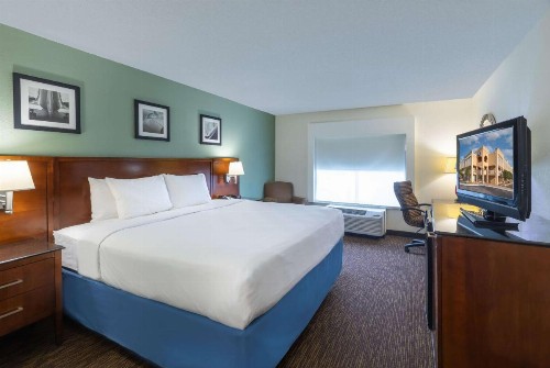 Days Inn by Wyndham Greenville - image 4