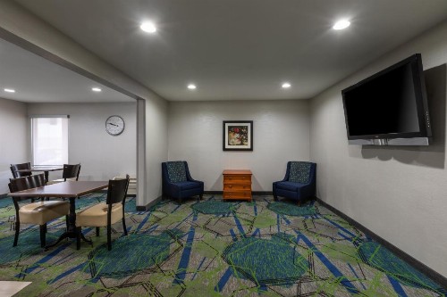 Days Inn by Wyndham Greenville - image 5