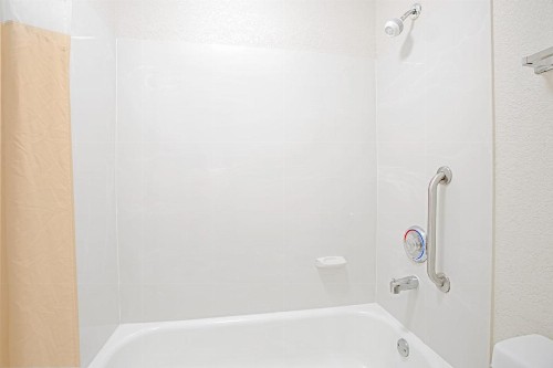 Days Inn by Wyndham Greenville - image 6