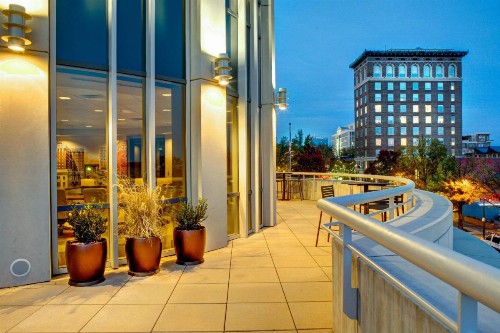 Courtyard Greenville Downtown - image 10