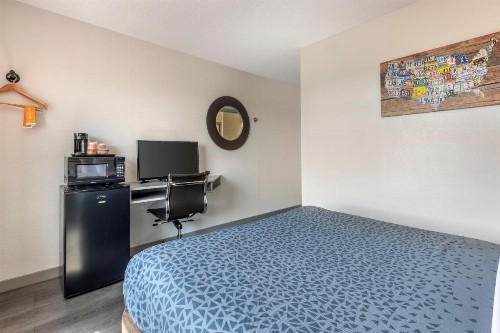 Econo Lodge Inn and Suites Greenville - image 15